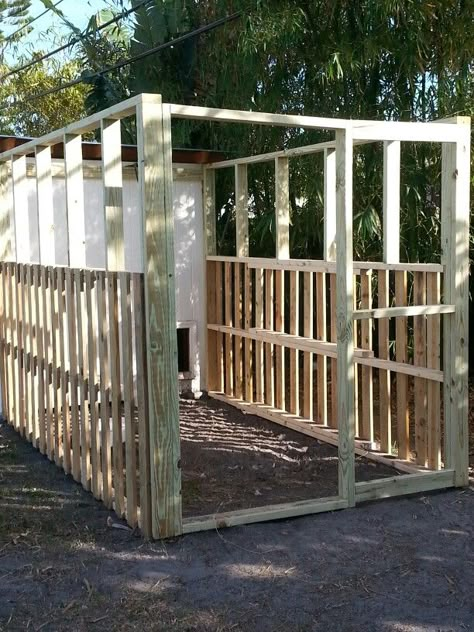 Diy Chicken Coop Laying Boxes, Chicken Run From Pallets, Diy Chicken Run Pallets, Chicken Run Out Of Pallets, Diy Pallet Chicken Run, Chicken Run Pallets, Chicken Run With Pallets, Pallet Chicken House, Pallet Chicken Coops