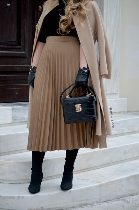 Skirt And Coat Outfit, Color Combos Outfit, Old Boots, Zara Skirt, Winter Outfit Ideas, Stylish Work Attire, Pleated Skirts, Classy Work Outfits, Casual Chic Outfit