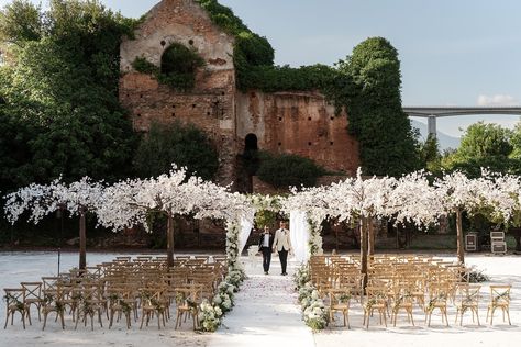 How stunning is this wedding ceremony set up in Finca La Concepcion?😍 ⁠ #taralorimerevents #wedding #marbella⁠ ⁠ Photography @noramphotography⁠ Flowers & decor @pedronavarro_es⁠ Venue @fincalaconcepcion⁠ Luxury Wedding Ceremony, Marbella Spain, Flowers Decor, Bespoke Wedding, Marbella, Luxury Wedding, Flower Decorations, Wedding Events, Wedding Ceremony