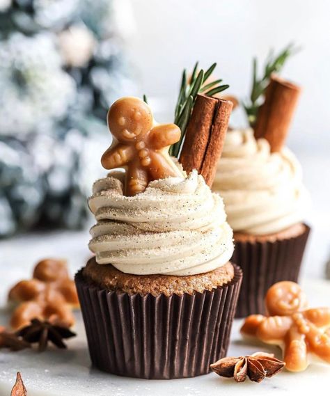 Creative Christmas Food, Christmas Cupcakes Recipes, Gingerbread Cupcakes, Vegan Gingerbread, Xmas Cake, Christmas Food Desserts, Xmas Food, Christmas Cupcakes, Holiday Desserts