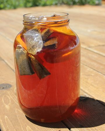 How to make easy summer sun tea Sun Tea Recipes, Sweet Tea Recipes, Sun Tea, Iced Tea Recipes, Summer Tea, Sweet Drinks, Ice Tea, Summer Treats, Drinks Smoothies