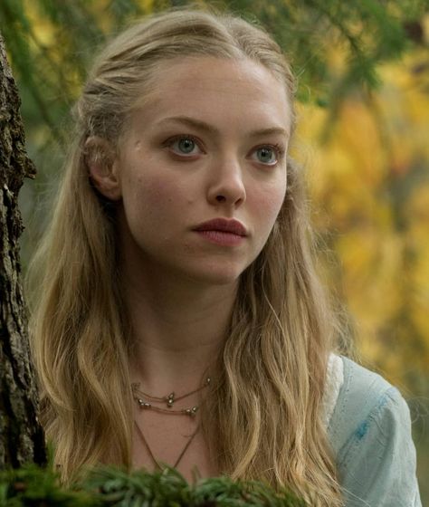 💗Amanda Seyfried💗’s Instagram photo: “Do you like to observe the nature and walk through it?🌲🌼🌳🍃🌺 @mingey #amandaseyfried #mingey #seyfreak #seyfried #amandaforever #amanda…” Alec Volturi, Daena Targaryen, Blonde Actresses, Gemma Ward, High Cheekbones, Ben Barnes, Amanda Seyfried, Throne Of Glass, Celebrity Look