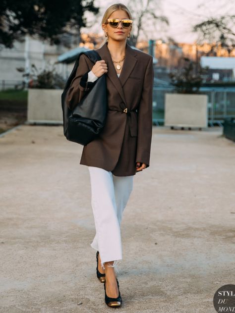 Trendy Blazer Outfits, Chic Blazer Outfit, Caroline Daur, Trendy Blazers, 2020 Street Style, Best Blazer, Blazer Outfits For Women, Brown Blazer, Blazer And Shorts