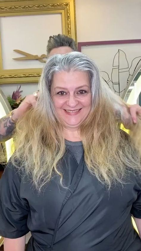 60 Year Old Hairstyles, Becoming A Makeup Artist, 60 Year Old Woman, Old Hairstyles, Makeup Transformation, Dramatic Look, New Haircuts, Viral Trend, Dream Hair