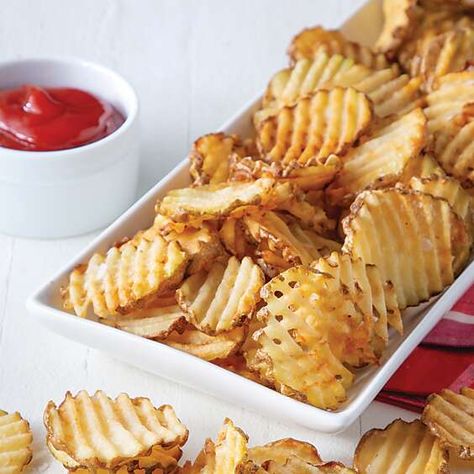 Waffle Fries Recipe, Crinkle Fries, Crinkle Cut Fries, How To Make Waffles, Homemade French Fries, Waffle Fries, Homemade Waffles, Bbq Chicken Recipes, Fries Recipe