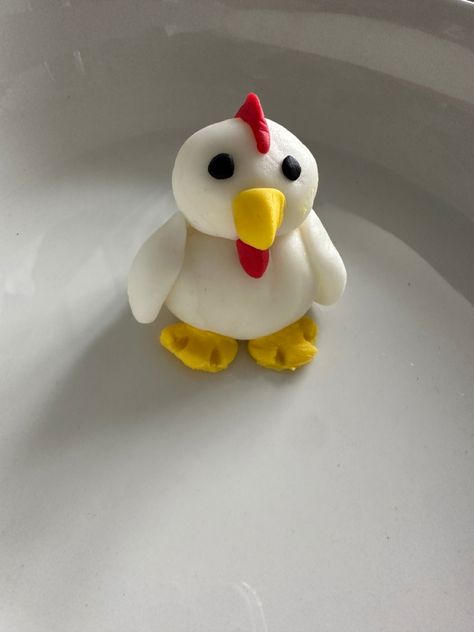 Chicken made from fondant icing Fondant Chicken, Fondant Icing, Baking Ideas, Fondant, Wedding Decorations, Diy Projects, Chicken, Baking, Home Decor