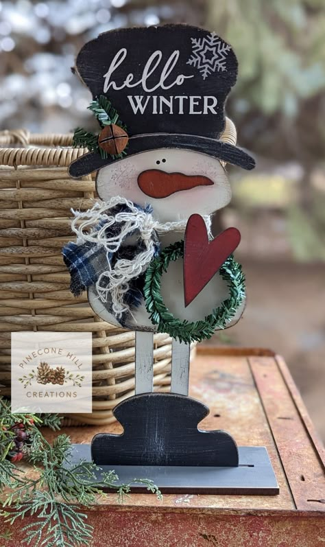 Diy Wooden Santa Wood Crafts, Tole Painting Patterns Christmas, Christmas Craft Show, Wood Yard Art, Country Christmas Decorations, Moms Crafts, Snowman Painting, Snowman Decorations, Christmas Frames