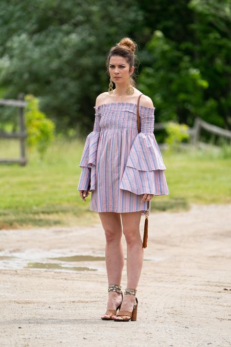 Looking Back at Annie Murphy's Schitt's Creek Wardrobe Will Make You Want to Be "A Little Bit Alexis" Shitts Creek Alexis, Alexis Rose Halloween Costume, Alexis Rose, Shitts Creek Alexis Outfits, Alexis Rose Aesthetic, Alexis Schitts Creek Outfits, Alexis From Schitts Creek Costume, Schitts Creek David Fashion, Alexis Rose Schitts Creek Fashion