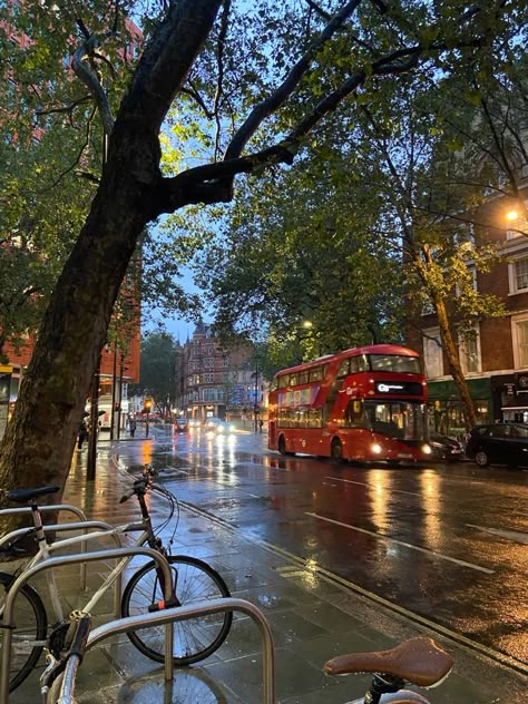 England Rain Aesthetic, London Dorm Aesthetic, Travel England Aesthetic, London Asethic, London Aesthetic Travel, Going Abroad Aesthetic, Living In The Uk Aesthetic, London Study Aesthetic, London Instagram Aesthetic