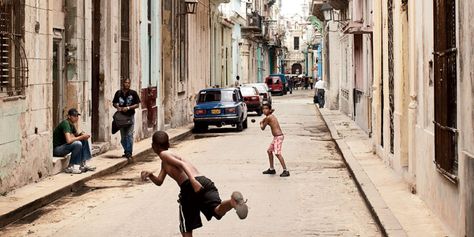 Photo Credit: Eric Kiel. Kids Playing Football, Street Football, Cuba Street, Street Soccer, Soccer Photography, Soccer Art, Us Soccer, Playing Football, Havana Cuba