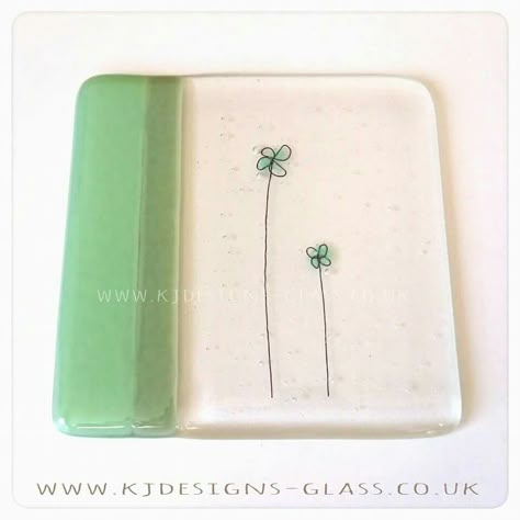 Glass coaster green flowers fused Fused Glass Cheese Plate, Fused Glass Coasters Design, Glass Fusion Coaster Ideas, Small Fused Glass Projects, Fused Glass Coaster, Fused Glass Coasters Ideas, Fused Glass Coasters, Fused Glass Ideas For Beginners, Fused Glass Plates Bowls