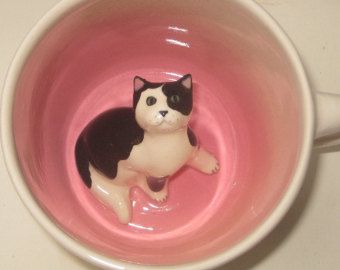 Surprise Mug, Deco Cupcake, Tea Magic, Cambridge Massachusetts, Spotted Cat, Cat Teapot, Cat Things, Happy Coffee, Cerámica Ideas