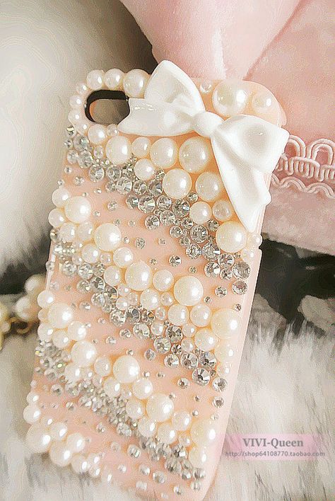 #Case para #celular que pode ser reproduzida em casa usando cola de silicone ou até mesmo cola instantânea para colar adereços semelhantes ao visto na imagem a uma #capinha de silicone lisa do modelo do seu celular. #PhoneCase #CellPhoneCase Crystal Iphone Case, Phone Bling, Bling Phone Cases, I Phone Cases, Decoden Phone Case, Cute Iphone Cases, Diy Iphone Case, Girly Phone Cases, Iphone 4s Case