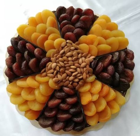 Nuts Plate Decoration, Ramadhan Decor, Dry Fruit Basket, Dried Fruit Snacks, Diy Food Gifts, Bridal Gift Wrapping Ideas, Wedding Gifts Packaging, Fruit Decorations, Plate Decor