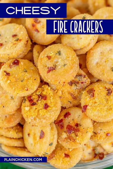 Cheesy Fire Crackers - spicy cheese Ritz bits - Only 4 ingredients! Ritz bits, oil, red pepper flakes and Ranch dressing - SO addictive! Great as a snack, on top of soups and chili, for parties, and homemade gifts. Can make in advance and store in an air tight container. We always have a bag in the pantry! #snack #crackers #partyfood Cheese Cracker Recipe, Crackers Appetizers, Ritz Bits, Ritz Cracker Recipes, Football Friday, Cheesy Crackers, Chicken Casserole Dinners, Fire Crackers, Snack Crackers