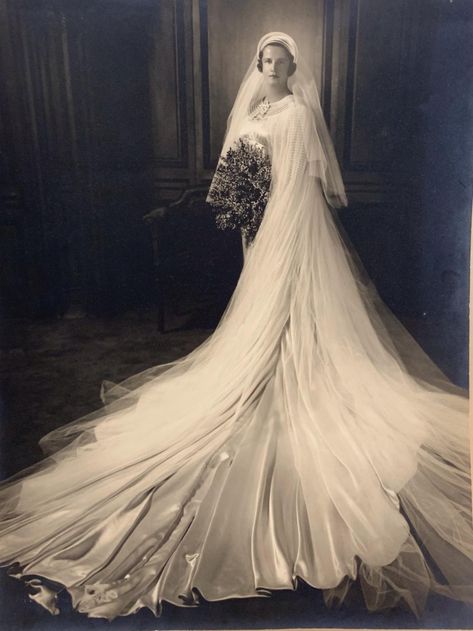 Vintage Bridal Fashion, Bride Dress Vintage, Silk Wedding Gown, Vintage Wedding Photos, Silk Wedding Dress, Wedding Gowns Vintage, Bride Gowns, Vintage Bride, Backless Wedding Dress