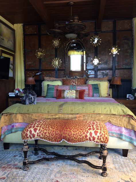 Bedroom inspired by Tony Duquette. Arabian Bedroom Ideas, Arabian Bedroom, Dekorasi Maroko, Moroccan Bedroom, Bohemian Bedroom Decor, Home Luxury, Boho Bedroom Decor, Style Deco, Moroccan Decor