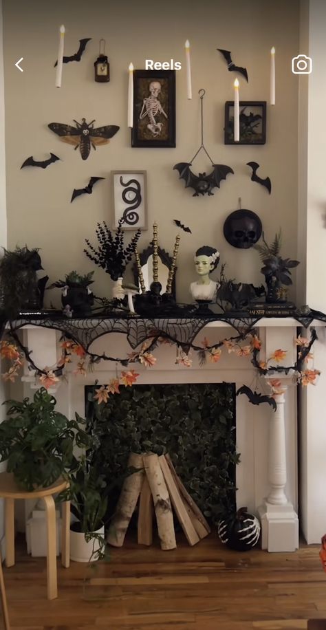 Halloween Cabin, Halloween Decor Diy Indoor, Halloween Decorations Inside, Aesthetic Halloween Wallpaper, Mantle Design, Halloween Costum, Scary Party, Halloween Fireplace, Spooky Kitchen