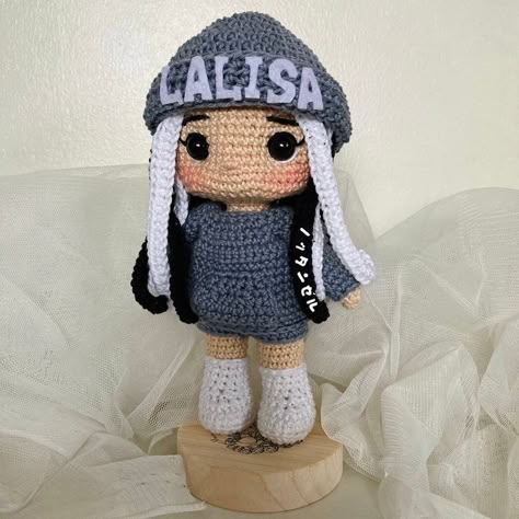 All Lisa fans need to have one Lisa doll Black Pink Crochet, Kpop Crochet Pattern, Blackpink Square Up, Kawaii Crochet, Blackpink Blink, Crochet Handbags Patterns, Fun Crochet Projects, Black Pink Instagram, Black Pink Kpop