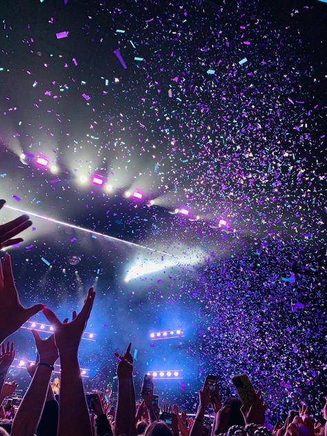 Purple Crowd Concert, Fans Aesthetic Concert, Eras Tour Concert Aesthetic, Olivia Concert Aesthetic, Concert Confetti Aesthetic, Concerts At Night, Concert Aesthetic Coldplay, 2024 Purple Aesthetic, Olivia Rodrigo Confetti