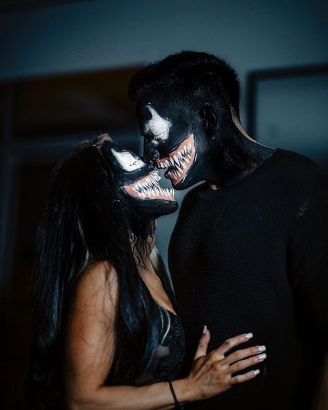 Venom costume 2018 - venom couple costume Halloween 2018 - Heidi Somers on Instagram: “The way I see it...we can do whatever WE want. #Venom #HappyHalloween - Makeup: @simplycarnley Sick photo: @nabilelh_” Venom Couple Costume, Costume Couple Halloween, Venom Halloween Costume, Scream Halloween Costume, Cheetah Halloween Costume, Heidi Somers, Venom Costume, Venom Tattoo, Costume Couple