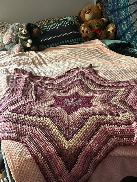 Creative Crochet Blanket Patterns for Every Skill Level Crochet Bed Skirt, Hippy Crochet Blanket, Crochet Projects Decor, Pink And Brown Crochet Blanket, Crochet Bed Canopy, Crochet Cute Blanket, 6 Point Star Crochet Pattern, Cool Crochet Pillows, Cute Throw Blanket