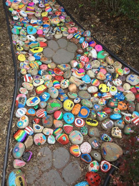 School Gardens Landscape, Kindness Rocks Garden, Large Painted Rocks For The Garden, Diy Rock Garden Ideas, Paint Stone, Mosaic Stepping Stones, Garden Decor Ideas, Art Rock, Unique Planter