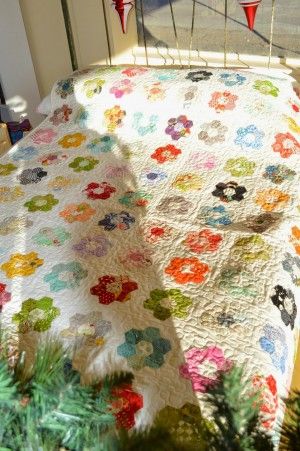 Hexagon Flower Quilt, Patchwork Hexagonal, Hexie Quilts Patterns, Grandmothers Flower Garden Quilt, Hexagon Quilt Pattern, Hand Piecing, Quilt Stories, Hexagon Patchwork, Grandmothers Flower Garden