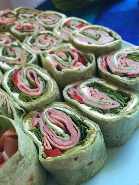 Healthy pinwheels made with cream cheese, parmesan, pesto, spinach, roasted red peppers and ham | Alaskaknitnat.com Healthy Pinwheels, Minimal Organization, Turkey Pinwheels, Christmas Finger Foods, Pesto Spinach, Pinwheel Appetizers, Grinch Christmas Party, Grinch Party, Pinwheel Recipes