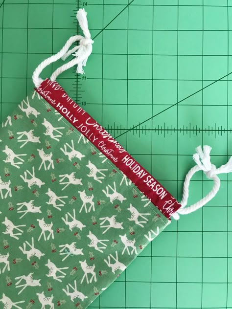 Christmas Gift Bag Sewing Tutorial | Clover Needlecraft Quick Sew Christmas Gifts, Christmas Bags To Sew, Small Christmas Crafts, Sew Gift Bags, Christmas Gift Bags To Sew, Drawstring Bag Diy, Bag Sewing Tutorial, Sewing Christmas Gifts, Fabric Wrapping