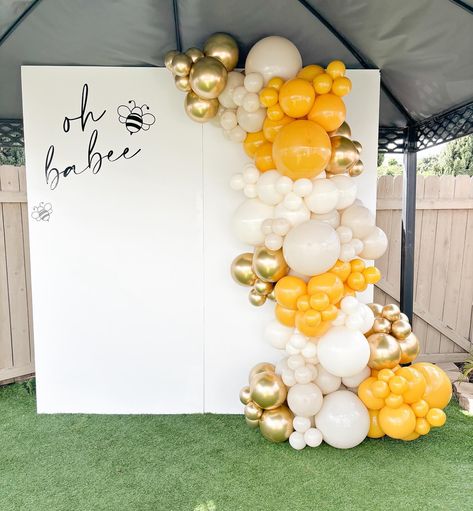 Oh Ba-bee Baby Shower 🐝🍯 Another reason why baby showers are one of my favorite events to decorate is the versatility of themes to choose from! What is your favorite baby shower theme? Mama To Bee Backdrop, Baby Shower Bee Theme Decorations, Mommy To Bee Baby Shower Theme, Bee Baby Shower Theme Decoration, Bee Baby Shower Centerpieces, Balloon Bar, Bee Baby Shower Theme, Mommy To Bee, Bumble Bee Baby Shower