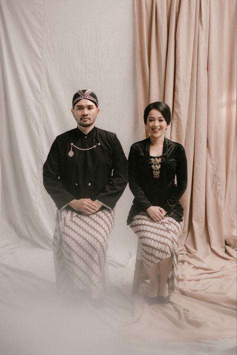 Javanese Prewedding Studio, Prewed Jawa Klasik, Javanese Photoshoot, Prewedding Jawa Klasik, Prewed Adat Jawa, Javanese Prewedding, Jawa Wedding, Prewed Jawa, Prewed Indoor