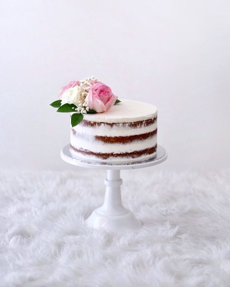 Naked cake with flower Fruit Birthday Cake, Whimsical Birthday, Fruit Birthday, Birthday Cake With Flowers, Chocolate Cake Decoration, Naked Cakes, 24th Birthday, Pink Carnations, Decoration Inspiration