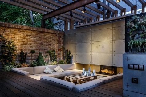 Outdoor Lounge With Sunken Seating Area And Fireplace - http://decor10blog.com/decorating-ideas/outdoor-lounge-with-sunken-seating-area-and-fireplace.html Lounge Inspiration, Sunken Patio, Terrasse Design, Outdoor Lounge Area, Backyard Seating, Wellness Retreat, Patio Interior, Lounge Design, Terrace Design