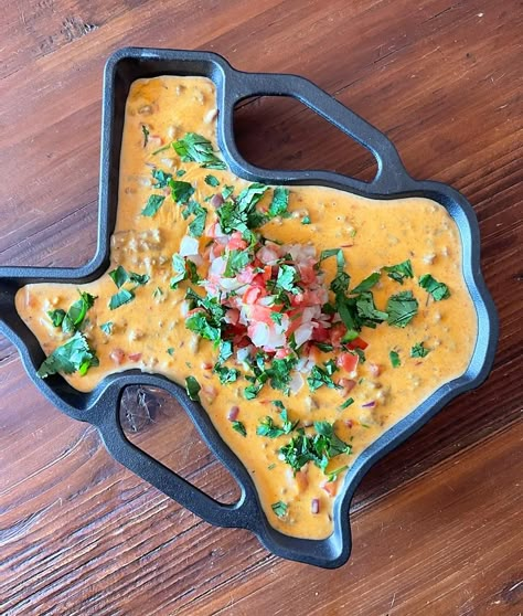 Texas Appetizer Recipes, Lonestar Queso Dip Recipe, Texas Cheese Dip, Texas Recipes Authentic, Texas Appetizers, Texas Queso Recipe, Super Bowl Queso, Texas Queso Dip, Texas Food Recipes