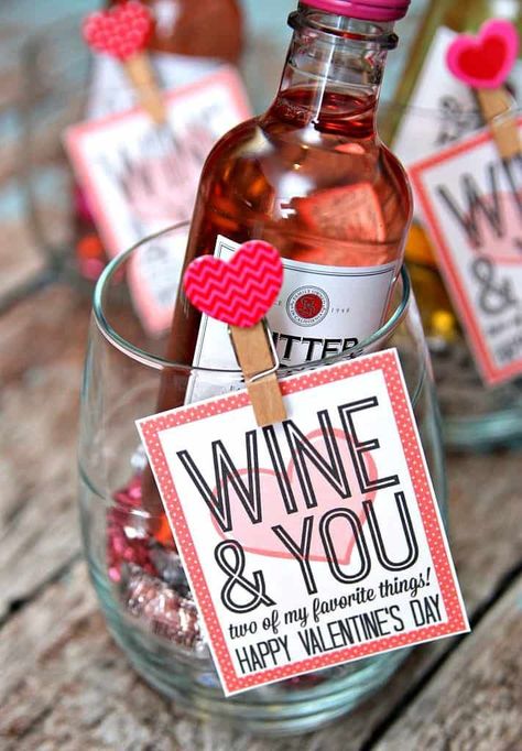 Wine and You – Two of My Favorite Things! Diy Wine Gift Baskets, Wine Gifts Diy, Selamat Hari Valentine, Cricut Valentines, Valentines Day Wine, Gift Bags For Boyfriend, Valentines Day Diy, Friend Valentine Gifts, Gift Baskets Ideas