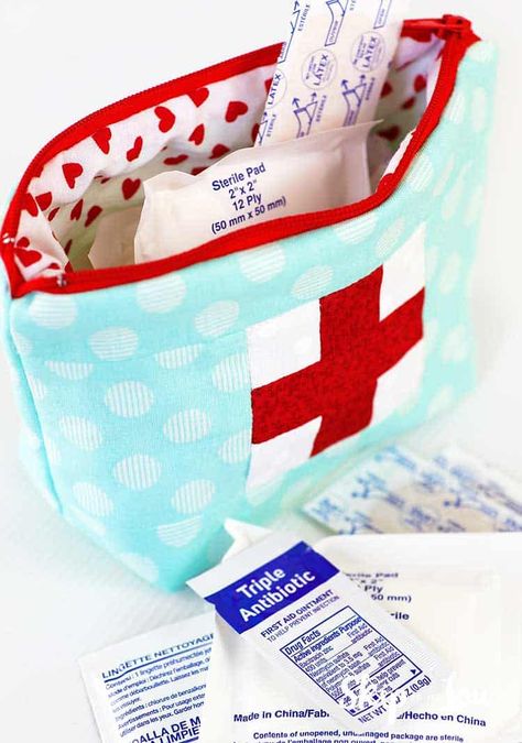 Fabric First Aid Pouch, Fabric First Aid Kit, Ouch Pouch Pattern, Ouch Pouch, Diy First Aid Kit, Zipper Face, Cute Makeup Bags, Sew Zipper, Aid Kit