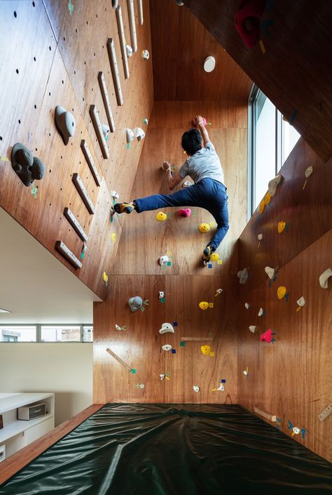 Panjat Tebing, Home Climbing Wall, Indoor Climbing Wall, Bouldering Wall, Design Japonais, Climbing Holds, Indoor Climbing, Rock Climbing Wall, Climbing Gym