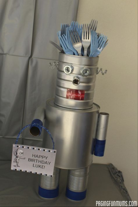 Robot Cutlery Holder - Best do-it-yourself Arduino technology projects http://arduinoprojecthacks.com/ Maker Fun Factory Vbs, Robot Decorations, Maker Fun Factory, Rocket Party, Robot Craft, Robot Birthday Party, Robot Theme, Party Decoration Ideas, Robot Party