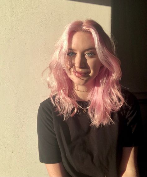 Pastel Pink Hair Pale Skin, Pink Tinted Blonde Hair, Light Pastel Pink Hair, Blonde And Light Pink Hair, Light Pink Hair Aesthetic, Pink Hair Pale Skin, Layered Pink Hair, Light Pink Short Hair, Short Light Pink Hair