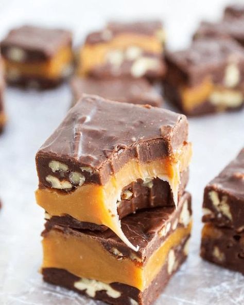 Turtle Fudge Recipe, Turtle Fudge, Fudge Caramel, Pelo Chocolate, Pecan Turtles, Chocolate Peanut Butter Fudge, Christmas Fudge, Fudge Recipes Easy, Homemade Fudge