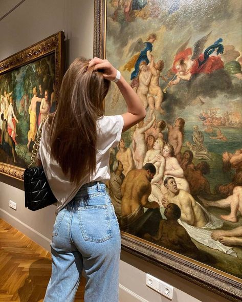 Art Museum Pics Insta, Art Gallery Inspo Pics, Art Gallery Aesthetic Poses, Outfits For Art Museum, Art Museum Picture Ideas, Museum Outfit Spring, Summer Museum Outfit, Museum Outfits Aesthetic, Art Museum Pictures