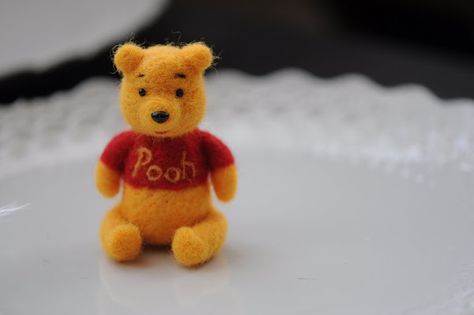 Spaz & Squee: Needle Felted Wedding Favours (picture heavy post) Needle Felting Winnie The Pooh, Disney Needle Felting, Needle Felted Characters, Felt Characters, Winnie The Pooh Characters, Pooh Characters, Mobile Ideas, Needle Felted Ornaments, Needle Felted Christmas