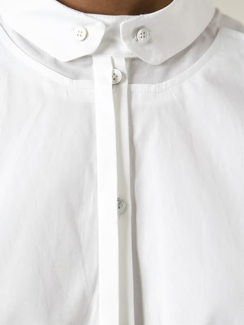 O'2nd Sleeveless Cropped Shirt - Wok-store - Farfetch.com Shirt Placket, Detail Couture, Shirt Detail, Clothing Details, Collar Designs, Men Shirt Style, Kurta Designs, White Shirts, Crop Shirt