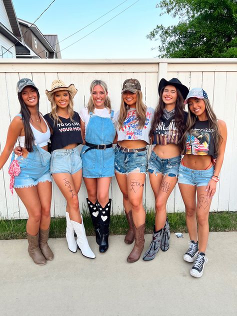 Zach Bryan Country Concert Outfit, Cute Country Concert Outfit, Country Girl Concert Outfits, Country Themed Football Game Outfit, Thomas Rhett Concert Outfit, Luke Bryan Concert Outfit, Thomas Rhett Concert, Country Concert Outfit Summer, Zach Bryan Concert Outfit