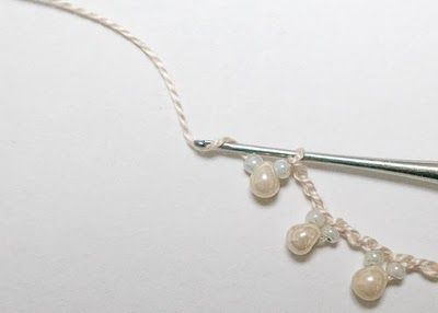 Crochet Pearl Necklace - could I do this with 22 ga wire?/ Combinacion de piedras con tejido al crochet. Crochet Beaded Necklace, Crochet Jewlery, Knit Jewelry, Wire Crochet, Necklace Tutorial, Crochet Bracelet, Diy Schmuck, Bead Crochet, Bijoux Diy