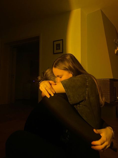 beautiful deep hug from friends aesthetic in golden hour lamp Family Hugging Aesthetic, Friend Hug Aesthetic, Hugs Friends Aesthetic, Sisters Hugging Aesthetic, Family Hug Aesthetic, Caring Friend Aesthetic, Deep Friendship Aesthetic, Friends Cuddling Aesthetic, Therapy Friend Aesthetic