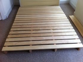 m o s s y c u p: My DIY minimalist pallet bed! Diy Japanese Bed, Diy Low Profile Bed Frame, Japanese Platform Bed Diy, Diy Futon Frame, Diy Pallet Bed Ideas, Diy Japanese Futon Mattress, Floating Platform Bed Japanese, Low Platform Bed Japanese Style, Diy Floor Bed