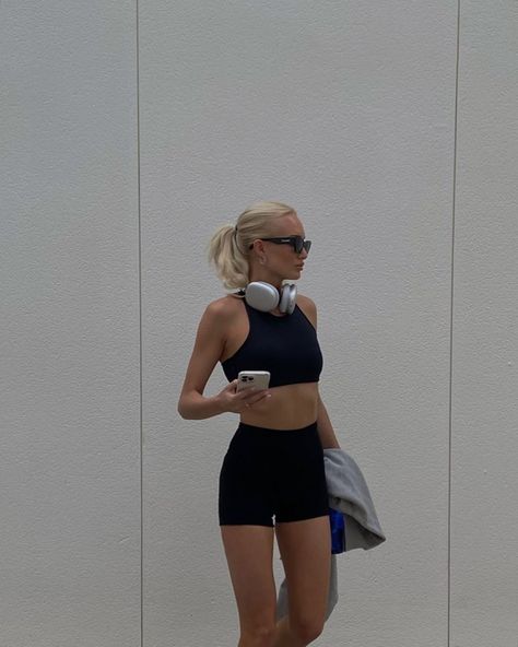 Collaboration Aesthetic, College Workout, Chic Activewear, Sport Aesthetic, Sports Aesthetic, Gym Fits, Minimal Outfit, New Paris, Workout Aesthetic