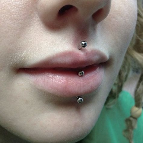 Jestrum And Vertical Labret, Jestrum Piercing Lips, Vertical Labret And Medusa, Medusa And Vertical Labret Piercing, Vertical Lip Piercing, Lips Piercing, Lip Piercing Labret, Piercing Art, Upper Lip Piercing